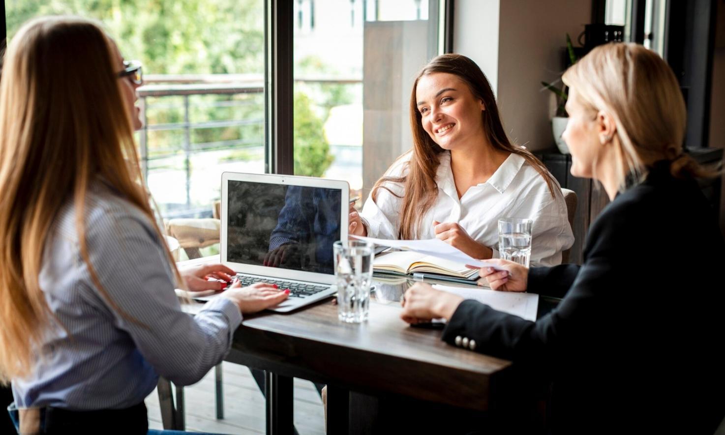 Teamarbeit an Finanzanalysen im Münchner Büro
