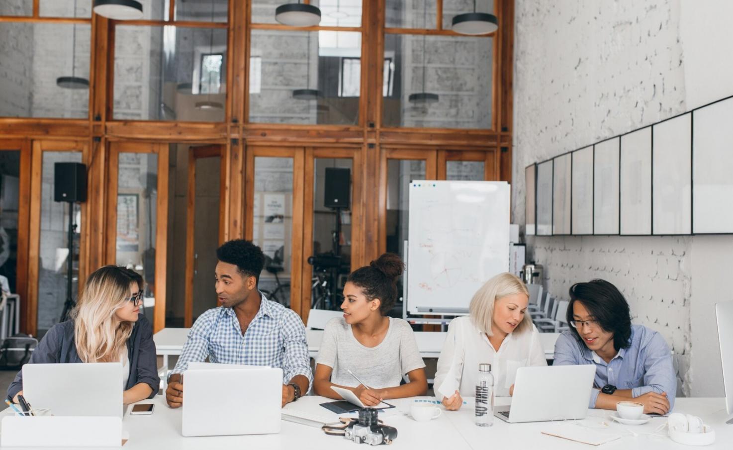ysolentexa Büro in München mit modernem Arbeitsplatz für Finanzanalyse